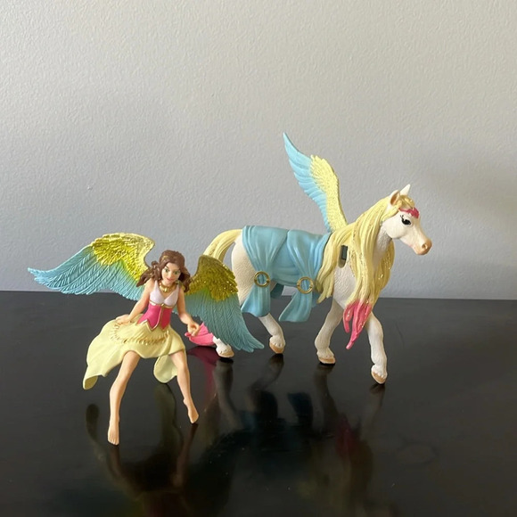 SCHLEICH bayala Fairy Surah with Glitter Pegasus - Picture 3 of 3